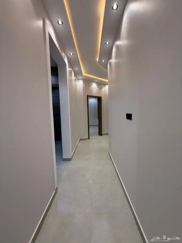 للبيع روف علوي بدرج داخلي وخارجى ب 650 الف بخميس مشيط 10