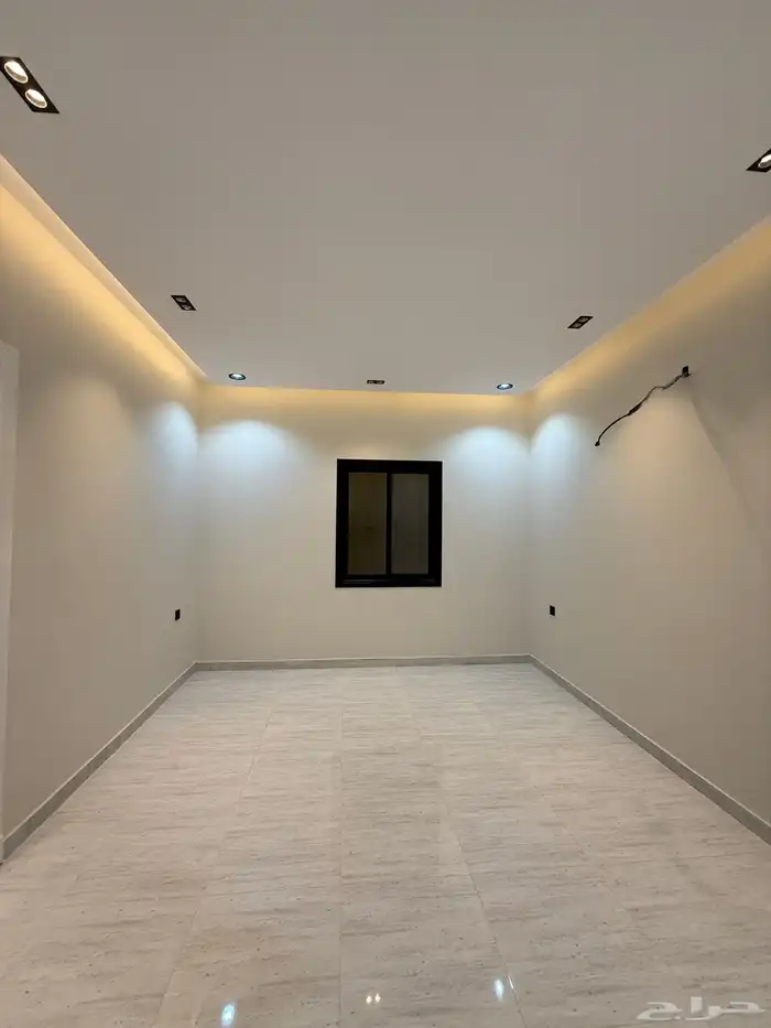 للبيع شقه أرضيه وروف علوي بحي الراقي وبجوار الخدمات 36