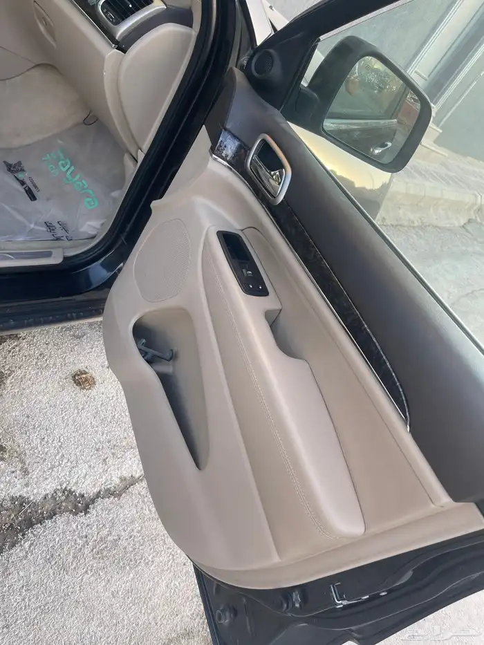 للبيع  جيب جراند شيروكي Overland 4 4 موديل 2015 13