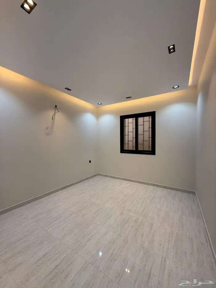 للبيع شقه أرضيه وروف علوي بحي الراقي وبجوار الخدمات 23