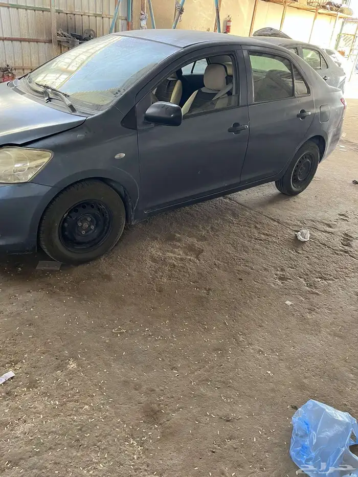 للبيع يارس 2010 يبي لها مكينة 0