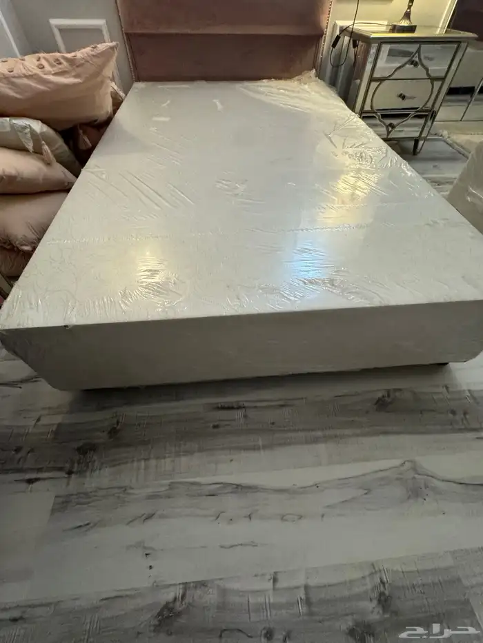 سرير نفر ونص   طاولتين جانبية مرايات 5