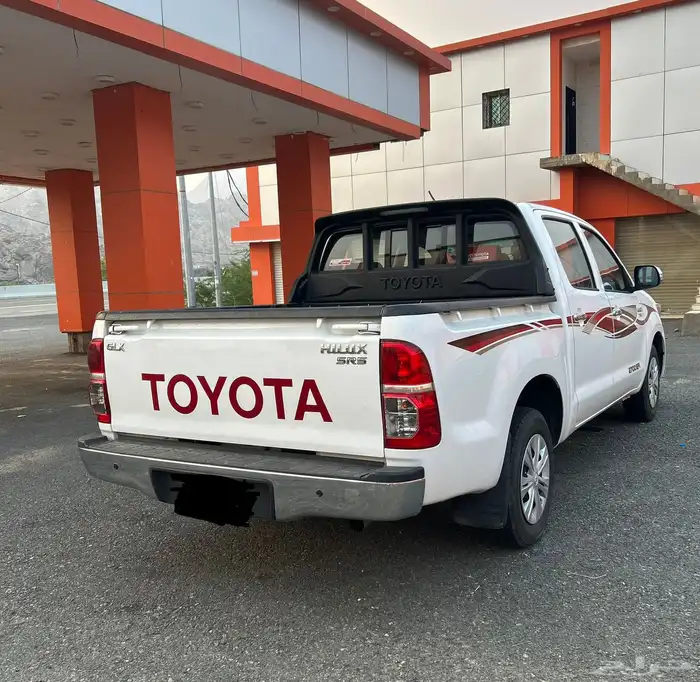 هايلوكس 2015 نضيفه ممشى قليل 12