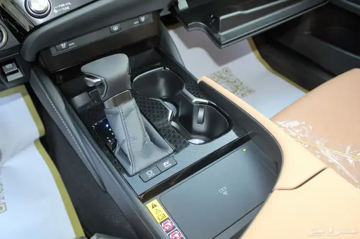 لكزس - ES300 HH هايبرد - 2025 - فل كامل - خليجي 17