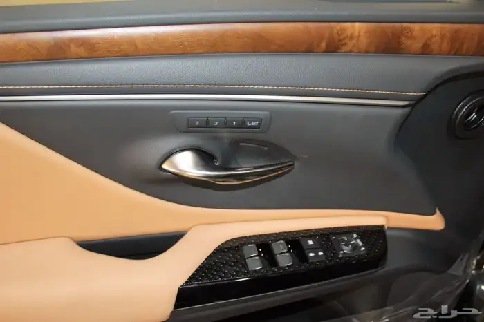 لكزس - ES250 لاكجيري - 2025 - نص فل - خليجي 15