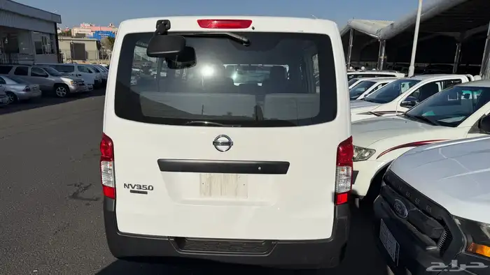 باص نيسان 14 راكب موديل 2016 جير عادي عداد 42 الف 6