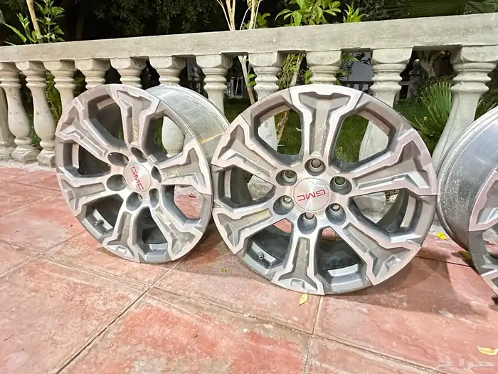 جنوط سييرا وكالة مع مساعدات وأغراض سييرا 1