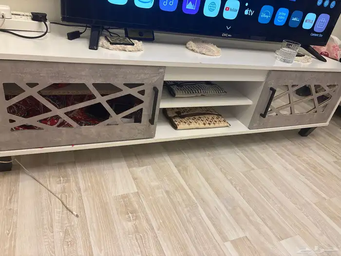 كنب وطاولات تقديم وبلازما تلفزيون 1