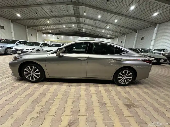 لكزس ES300 هايبرد موديل 2019 نظيفه جدا 4