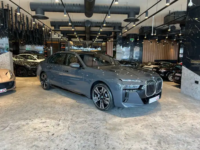 بي ام دبليو 735 - BMW 735i M Kit 2026 0