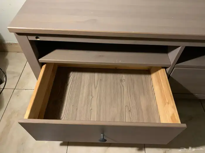 طاولة تلفزيون ايكيا خشبية للبيع 2