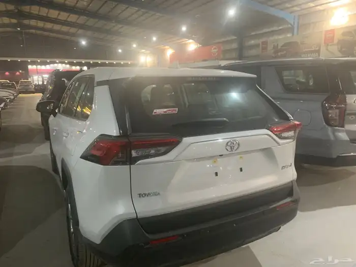 تويوتا راف فور 2025 LE لون ابيض 2 0 cc دفع امامي 2