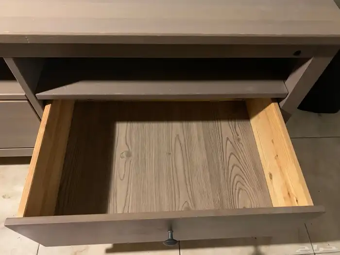 طاولة تلفزيون ايكيا خشبية للبيع 3