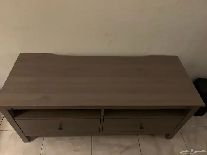 طاولة تلفزيون ايكيا خشبية للبيع 1
