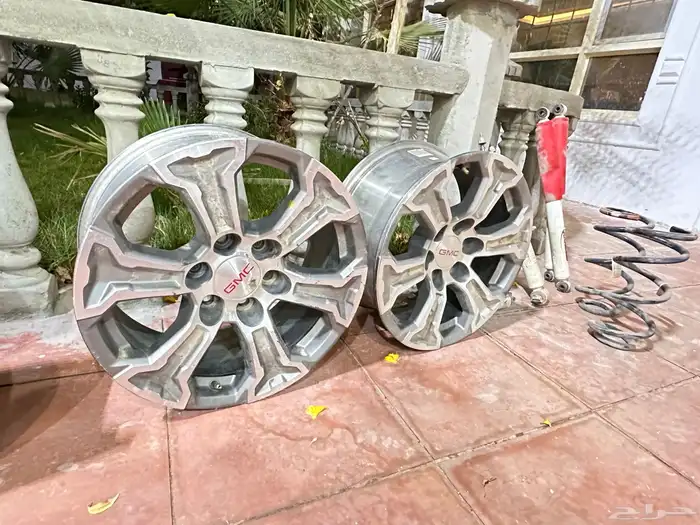 جنوط سييرا وكالة مع مساعدات وأغراض سييرا 2