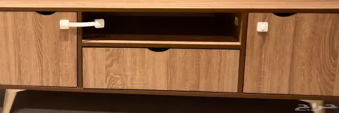 طاولة تلفزيون خشبي شبه جديد 0