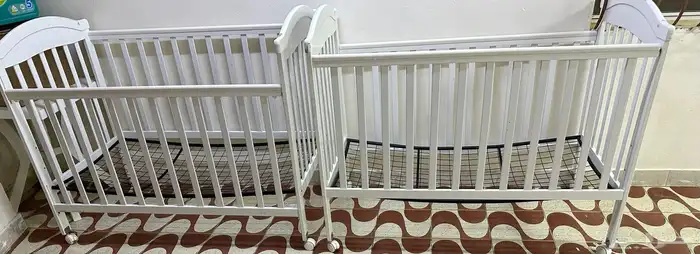 كراسي اطفال مستخدمة للبيع متوفرة فيها كفرات عدد الكراسي م2 0