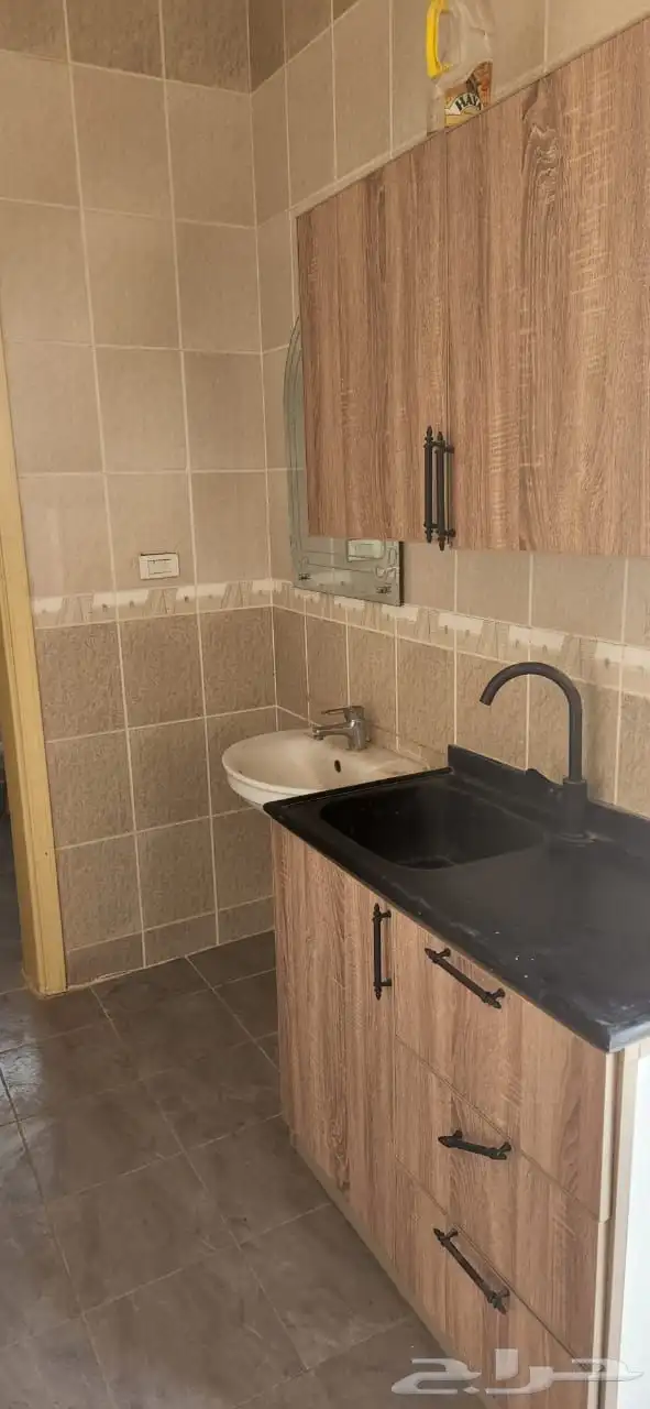 شقة و استديو هات للايجار السنوي حي السامر 7