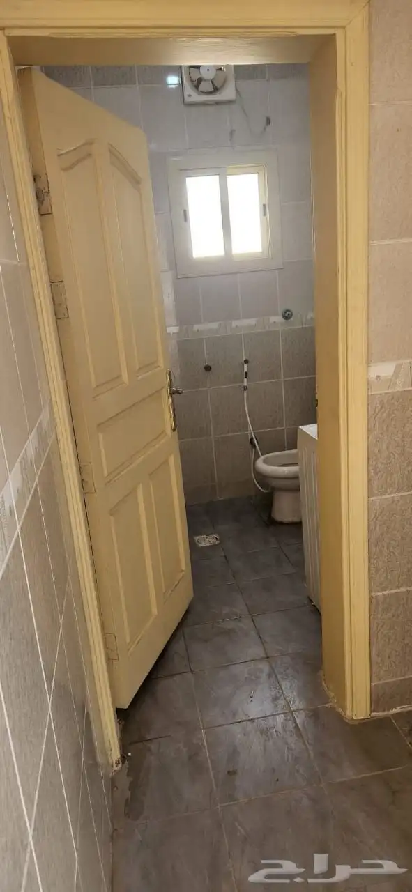 شقة و استديو هات للايجار السنوي حي السامر 11