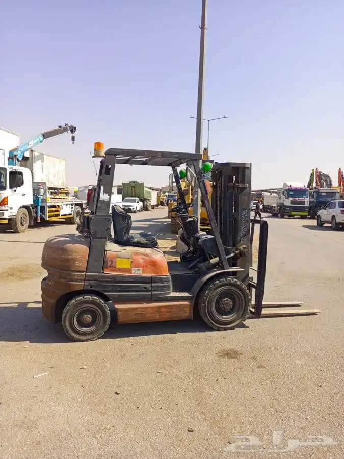 تويوتا رافعه شوكيه طن ونص موديل 1999 4