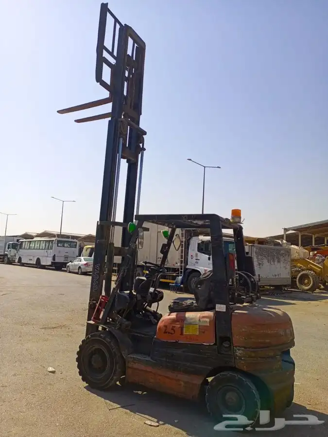 تويوتا رافعه شوكيه طن ونص موديل 1999 3