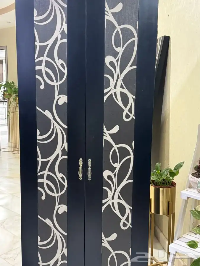 للبيع مدخل و علاقه عبايات 1