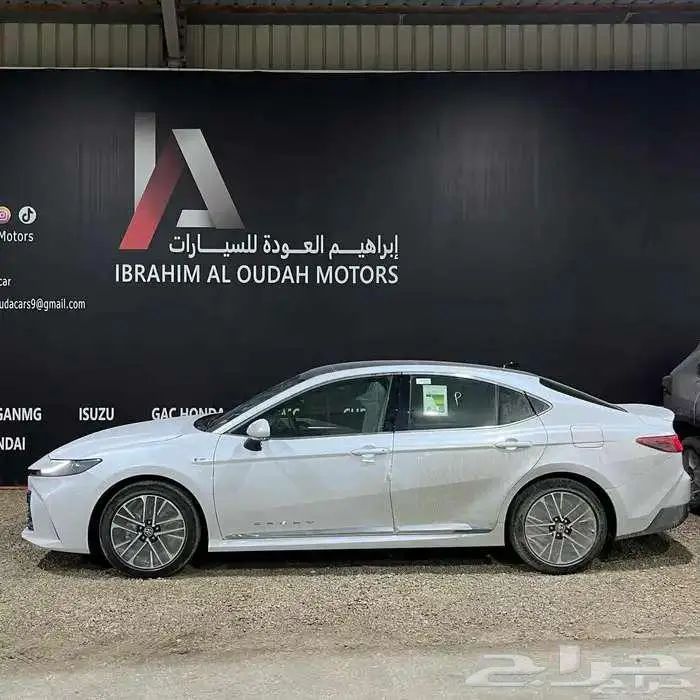 تويوتا كامري LE هايبرد وبنزين ابيض 2025 5