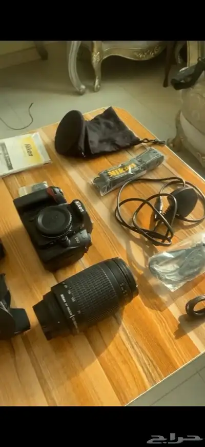 كاميرة نيكون مع عدساتها 0