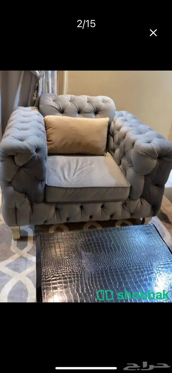 كنب رمادي مع طاولات خدمه . 0