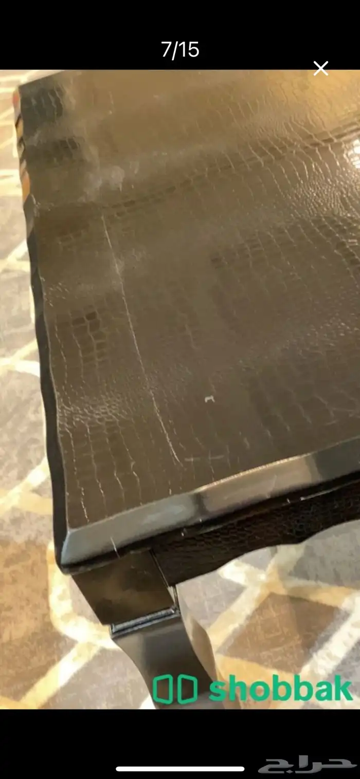 كنب رمادي مع طاولات خدمه . 6