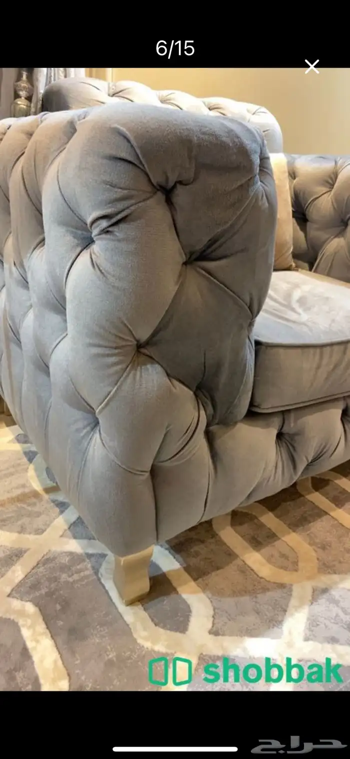 كنب رمادي مع طاولات خدمه . 3