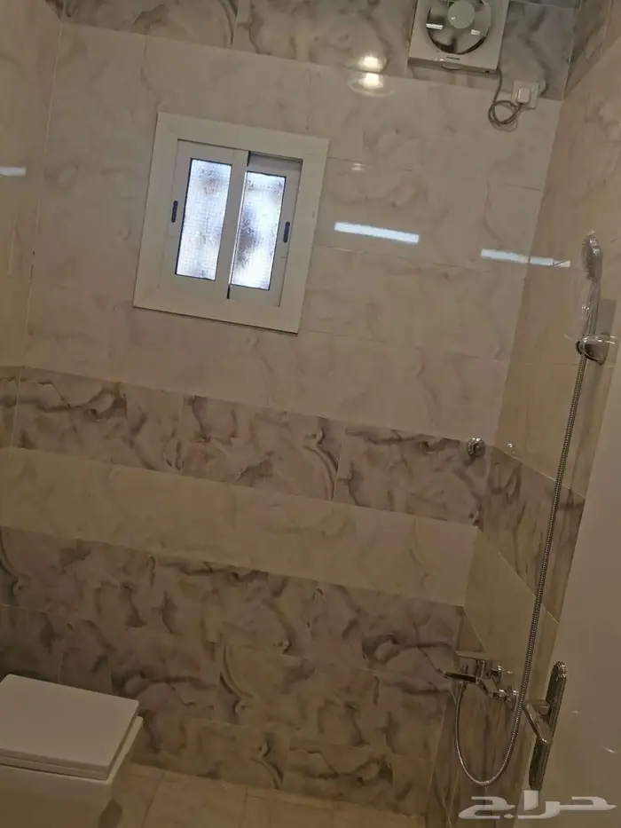 شقة نظيفة جدا وواسعة 2 غرفتين وصالة وحمامين - العقيق 3