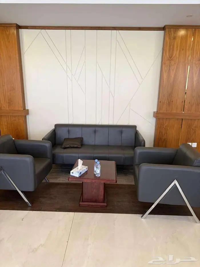 مكتب اداري فاخر مؤثث بموقع مميز 1