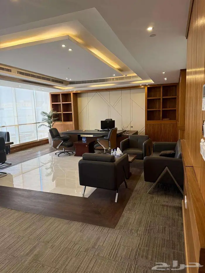 مكتب اداري فاخر مؤثث بموقع مميز 0