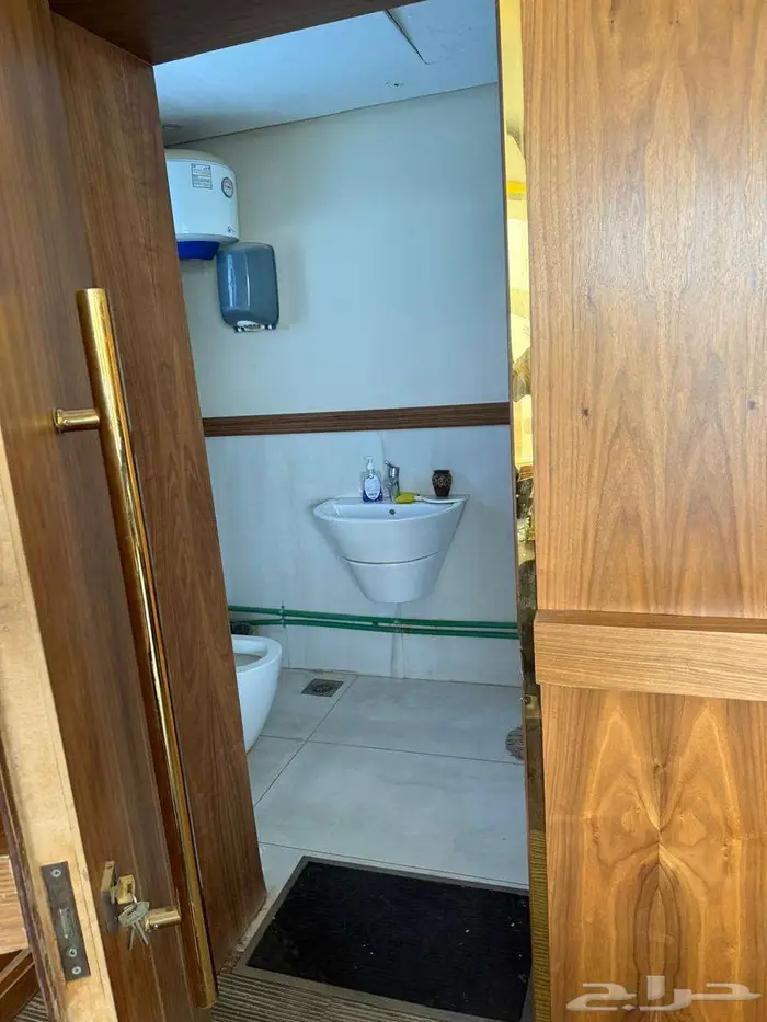 مكتب اداري فاخر مؤثث بموقع مميز 3