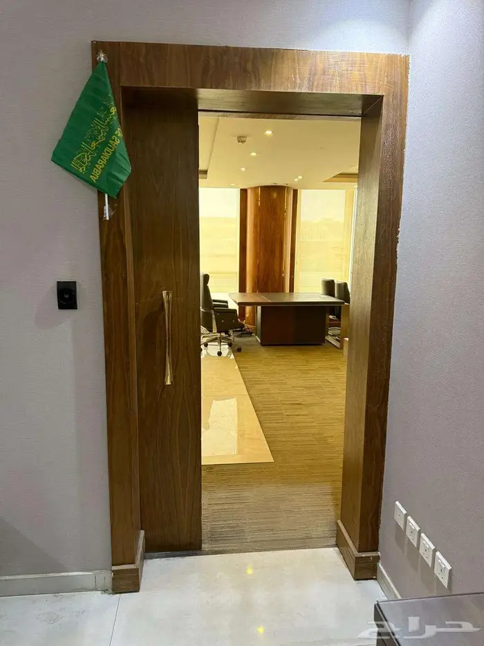مكتب اداري فاخر مؤثث بموقع مميز 5