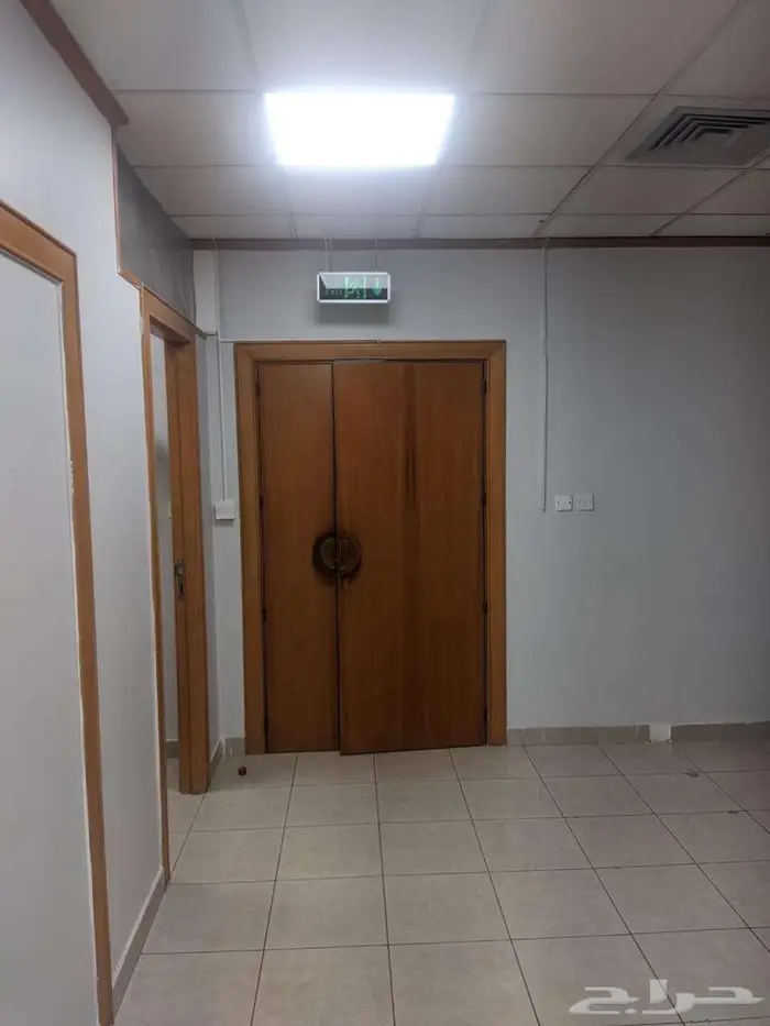مكتب تجاري للإيجار في شارع الجامعة  حي الملز 16