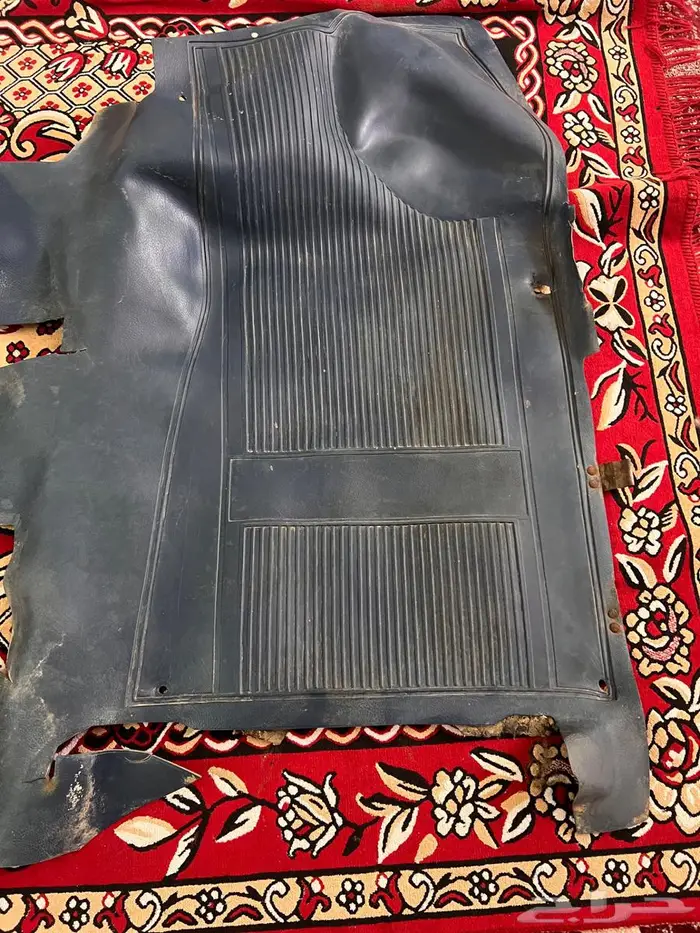 للبيع فرشة ارضيه ازرق ددسن 84 او 85 1