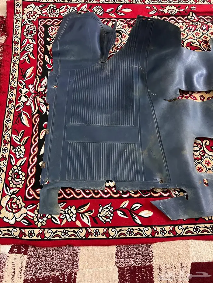 للبيع فرشة ارضيه ازرق ددسن 84 او 85 0