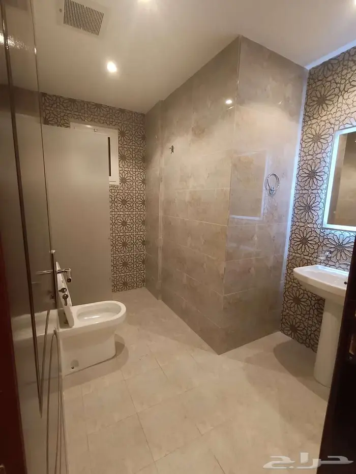 شقة جديدة فاخرة للإيجار السنوي في حي الشرائع 3