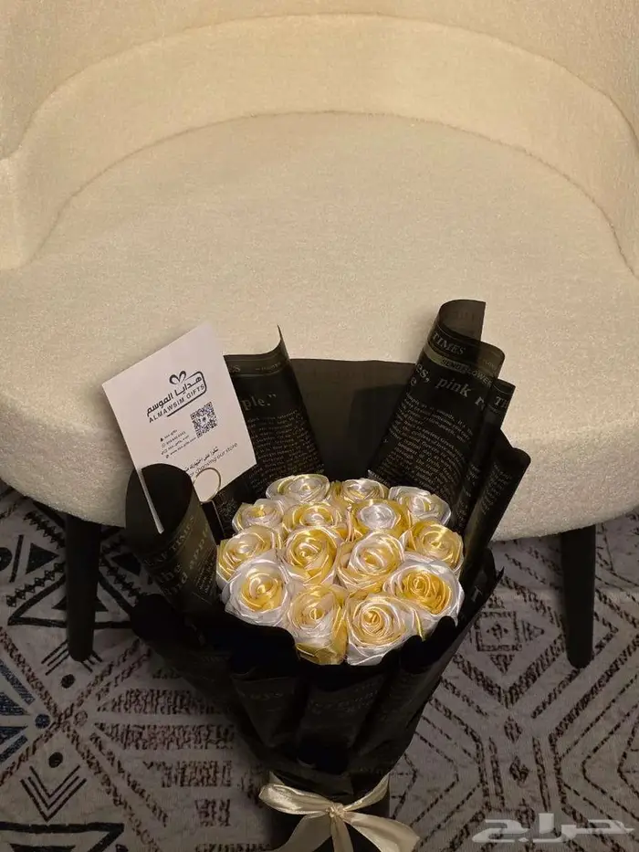 باقة ورد ساتان أنيقة بلونين أبيض وذهبي   ورد معطر 0