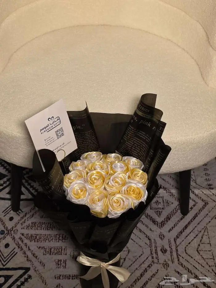 باقة ورد ساتان أنيقة بلونين أبيض وذهبي   ورد معطر 1