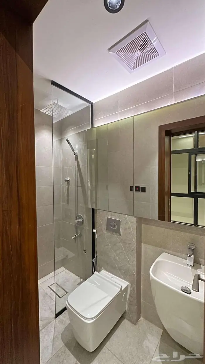 للبيع فلل العزيزية جوار محطة الدريس (الدفاع) 2