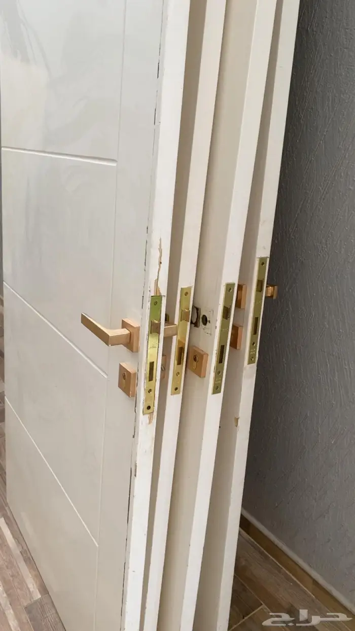 بيبان شبه جديده مع المقابض العدد 6 3