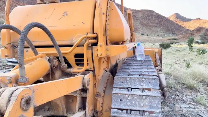 بلدوزر 65 6 نظيف جدا بحالة الوكاله 6
