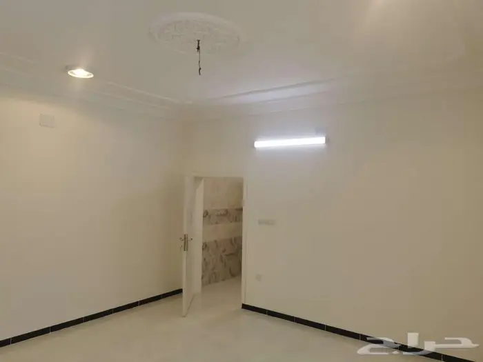 شقة نظيفة جدا وواسعة 2 غرفتين وصالة وحمامين - العقيق 0