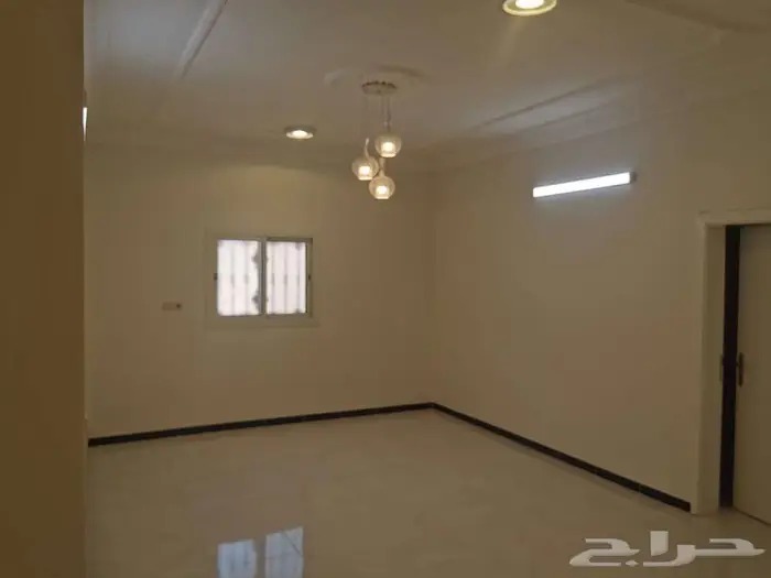 شقة نظيفة جدا وواسعة 2 غرفتين وصالة وحمامين - العقيق 2