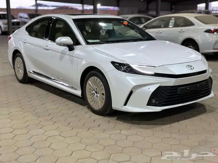 تويوتا كامري LE بنزين 2025 ابيض رمادي اسود 5