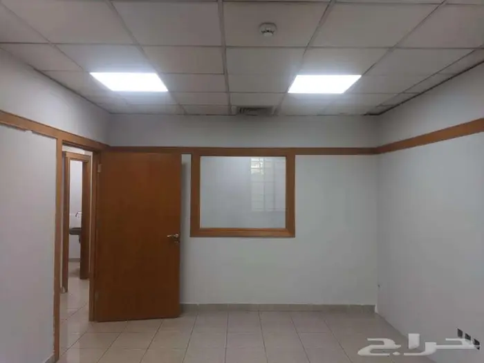 مكتب تجاري للإيجار في شارع الجامعة  حي الملز 3