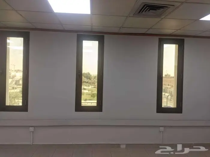 مكتب تجاري للإيجار في شارع الجامعة  حي الملز 8